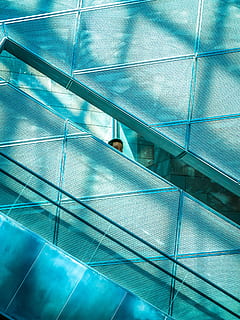 persona, finestra de vidre, mira't, darrere, gris, concret, paret, vidre, finestra, textura, línia, blau, amagat, cara, arquitectura, vidre - material, modern, reflexió, aeroport, estructura construïda, edifici d'oficines, a l'interior, futurista, negocis, acer, escena urbana, vida de ciutat, resum, vista d’angle baix, cap gent, dia, exterior de l'edifici, patró, marc complet, a l'aire lliure, ciutat, edifici, naturalesa, transparent, oficina, fons, exterior d’edifici d’oficines, directament a sota, color turquesa, 4K, CC0, domini públic, lliure de regalies