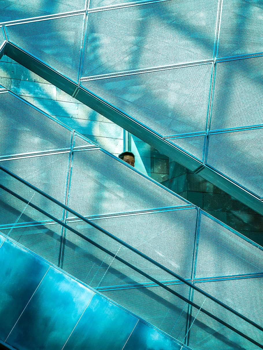 persona, finestra de vidre, mira't, darrere, gris, concret, paret, vidre, finestra, textura, línia, blau, amagat, cara, arquitectura, vidre - material, modern, reflexió, aeroport, estructura construïda, edifici d'oficines, a l'interior, futurista, negocis, acer, escena urbana, vida de ciutat, resum, vista d’angle baix, cap gent, dia, exterior de l'edifici, patró, marc complet, a l'aire lliure, ciutat, edifici, naturalesa, transparent, oficina, fons, exterior d’edifici d’oficines, directament a sota, color turquesa, 4K
