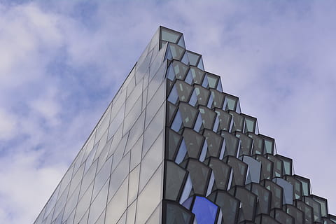baix, fotografia d'angle, edifici de vidre, ennuvolat, cel, durant el dia, negre, concret, de gran alçada, edifici, blanc, núvols, vidre, edifici alt, arquitectura, finestra, gratacels, estructura construïda, exterior de l'edifici, vidre - material, modern, arquitectura i edificis, escena urbana, blau, edifici d'oficines, núvol - cel, cap gent, vista d’angle baix, ciutat, naturalesa, dia, patró, forma, resum, a l'aire lliure, gris, exterior d’edifici d’oficines, forma geomètrica, compost digital, 5K, CC0, domini públic, lliure de regalies