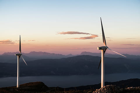 to, hvid, vindturbine, vindmøller, solnedgang foto, hvid vindmølle, vind, solnedgang, Sky, turbine, vindmølle, brændstof og elproduktion, elektricitet, miljø, generator, energi, alternativ energi, vindkraft, teknologi, natur, strøm, miljøbeskyttelse, genbrug, industri, Strømforsyning, dreje, himmel, propel, landskab, spinding, bjerg, skønhed i naturen, scenics - natur, vedvarende energi, bjergkæde, ro, rolig scene, ingen mennesker, sky - himmel, udendørs, sol, bæredygtige ressourcer, 5K, CC0, offentligt domæne, royaltyfrie