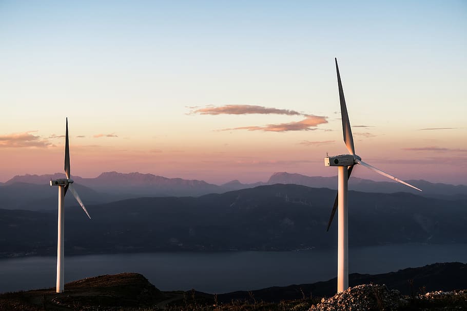 Due, bianca, turbine eoliche, mulini a vento, foto del tramonto, mulino a vento bianco, vento, tramonto, nube, turbina, turbina eolica, combustibile e produzione di energia, elettricità, ambiente, Generatore, energia, energia alternativa, energia eolica, tecnologia, natura, conservazione dell'ambiente, raccolta differenziata, industria, Alimentazione elettrica, svolta, cielo, elica, paesaggio, Filatura, montagna, bellezza nella natura, scenics - natura, energia rinnovabile, catena montuosa, la tranquillità, scena tranquilla, nessuno, nuvola - cielo, all'aperto, sole, risorse sostenibili, 5K