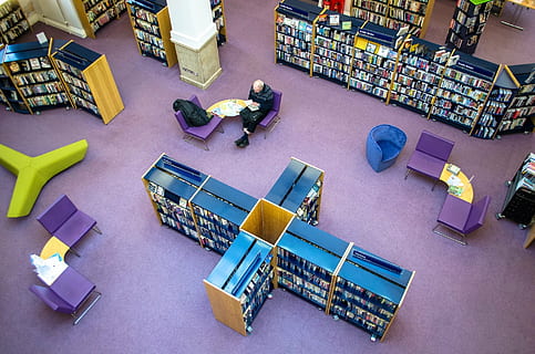 Mann, Sitzung, Innerhalb, Bibliothek, Regal, Innere, Bücherregal, Referenz, Buch, Information, alt, studieren, Literatur, lehrreich, Reihe, Wörterbuch, Studie, öffnen, literarisch, lernen, Holz, Schulbuch, Lehrbuch, Gruppe, Buchhandlung, Text, Schule, Papier-, Bildung, Wissen, Menschen, drinnen, High Angle View, große gruppe von gegenständen, Verkauf, Männer, Geschäft, Erwachsene, Anordnung, in einer Reihe, Gruppe von Leuten, Wahl, Fülle, Veröffentlichung, Kauf, 1080P, CC0, gemeinfrei, lizenzfrei