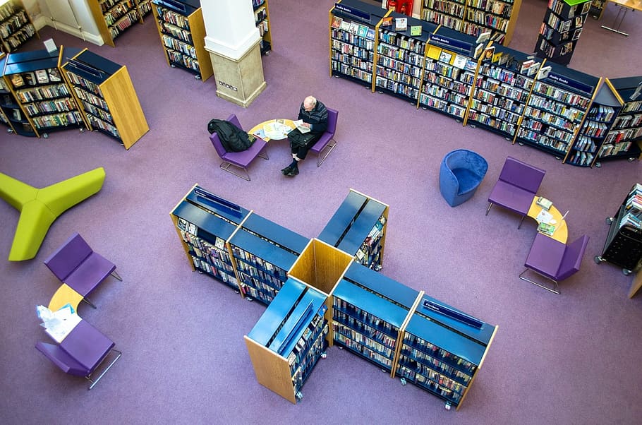 home, assegut, endins, biblioteca, prestatge, interior, prestatge per a llibres, referència, llibre, informació, vell, estudiar, literatura, educatiu, fila, diccionari, obert, literari, aprendre, fusta, prestatgeria, llibre escolar, llibre de text, grup, llibreria, text, escola, paper, educació, coneixement, gent, a l'interior, vista d’angle alt, gran grup d'objectes, venda al detall, homes, negocis, botiga, adult, arranjament, en fila, grup de persones, elecció, abundància, publicació, comprar, 1080P