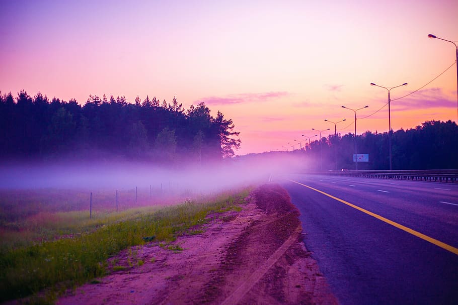 verd, herba, carrer, boira, carretera, mkad, moviment, el camí, naturalesa, estiu, turisme, Rússia, arbres, un buit, al matí, tranquil·litat, dia, llum solar, asfalt, cel, transport, posta de sol, porpra, vespre, a l'aire lliure, arbre, il·luminat, escena rural, escenics, planta, crepuscle, cap gent, paisatge, ciutat, bellesa a la natura, direcció, signe, núvol - cel, color rosa, 5K