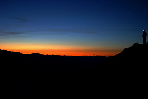 gelap, Fajar, senja, alam, bayangan hitam, langit, matahari terbit, matahari terbenam, gunung, di luar rumah, keindahan di alam, scenics - alam, warna oranye, ketenangan, adegan yang tenang, orang sungguhan, menyalin ruang, satu orang, gaya hidup, lingkungan Hidup, kegiatan waktu luang, kedudukan, laki-laki, idilis, 2K