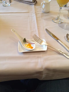 Restaurant, Lebensmittel, Besteck, Küchenutensilien, Essgeschirr, Gabel, Tabelle, Essen und Trinken, Löffel, Teller, Haushaltsausstattung, drinnen, Messer, Stillleben, keine Leute, Tischmesser, Glas, Frische, High Angle View, Nahansicht, Serviette, Buttermesser, Mahlzeit, Rahmen, Geschirr, 2K, CC0, gemeinfrei, lizenzfrei