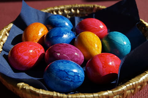 Eier in verschiedenen Farben, Ostereier, Frühling, Osterhase, Korb, körbchen osterkorb, Ei, bunt, Farbe, Ostern, Frohe Ostern, Tradition, Christentum, Brauch, Zoll, Frühlingsverbrauch, Ostergruß, osterkorb, osterkörbchen, mehrfarbig, Kulturen, Dekoration, Blau, Lebensmittel, Essen und Trinken, Nahansicht, Osterei, keine Leute, Container, große gruppe von gegenständen, Stillleben, Schüssel, drinnen, Variation, Wahl, Frische, reif, Tablett, 5K, CC0, gemeinfrei, lizenzfrei