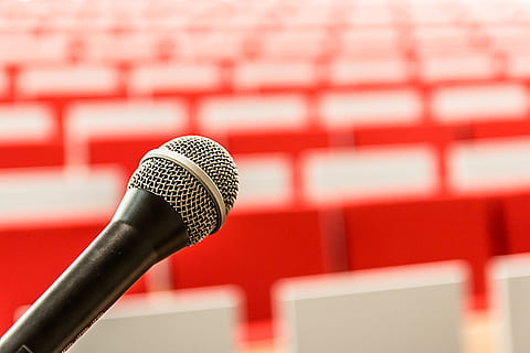 fermer, la photographie, noir, microphone, il, conférence, entrée, du son, question, pièce, salle de conférence, salle de réunion, public, conférences, école, Université, l'Université, l'université jan kochanowski, Kielce, chaises, les rangs, éducation, périphérique d'entrée, affaires, la communication, orateur, discours, parlant, salle, rouge, personnes, la musique, La technologie, culture artistique et divertissement, étape, réunion, conférence d'affaires, lutrin, performance, scène - espace de performance, 2K, CC0, domaine public, libre de droits