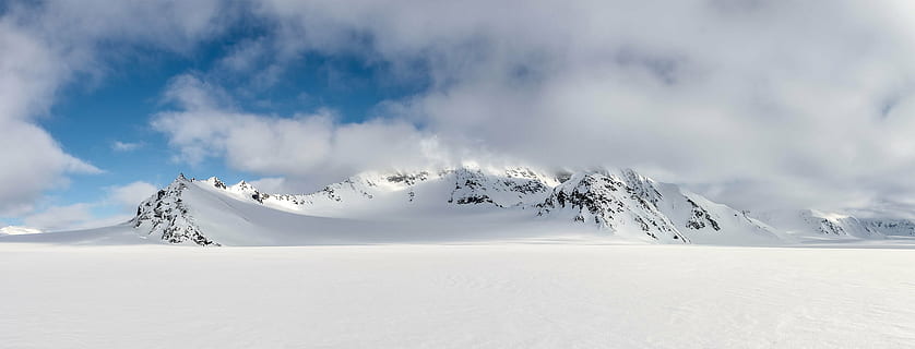 muntanya, cobert, neu, blanc, núvols, durant el dia, muntanyes, àrtic, spitsbergen, paisatge, polar, a l'aire lliure, fred, hivern, naturalesa, Alps europeus, escenics, gel, fred - temperatura, blau, temporada, cim de muntanya, cel, temperatura de fred, escenics - natura, medi ambient, bellesa a la natura, núvol - cel, congelat, cap gent, Color blanc, panoràmica, dia, tranquil·litat, escena tranquil·la, muntanya nevada, nevar, arbre de coníferes, bosc de pi, 2K, CC0, domini públic, lliure de regalies