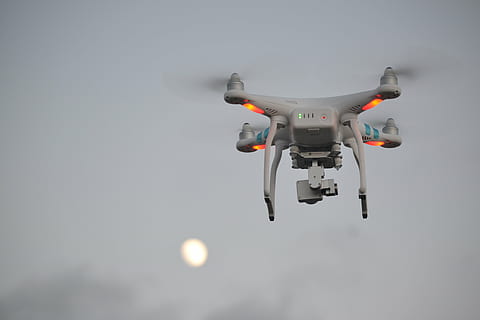 latający, biały, Quad drone, warkot, quadkopter, rc, latać, pływak, samolot, monitorowanie, aparat fotograficzny, pojazd powietrzny, przemysł lotniczy, w powietrzu, śmigłowiec, transport, wojskowy, technologia, żadnych ludzi, futurystyczny, inwigilacja, kopia przestrzeń, aparat fotograficzny - sprzęt fotograficzny, kontrola, tematy fotograficzne, bezpieczeństwo, robot, unosząc się, ruch, niski kąt widzenia, technologia bezprzewodowa, sprzęt medialny, wewnątrz, 4K, CC0, domena publiczna, darmowe zdjęcia