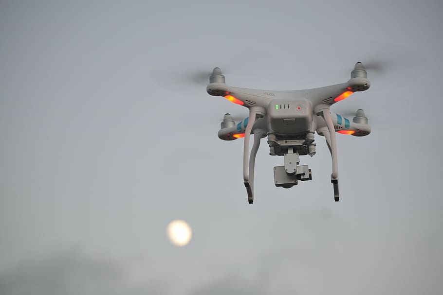 volant, blanc, drone quad-copter, drone, quadcopter, rc, volar, flotar, avions, monitorització, càmera, vehicle aeri, indústria aeroespacial, a l'aire, helicòpter, transport, militar, tecnologia, cap gent, futurista, vigilància, còpia espai, càmera - equip fotogràfic, control, temes de fotografia, seguretat, robot, flotant, moviment, vista d’angle baix, tecnologia sense fils, equipament de suports, a l'interior, 4K