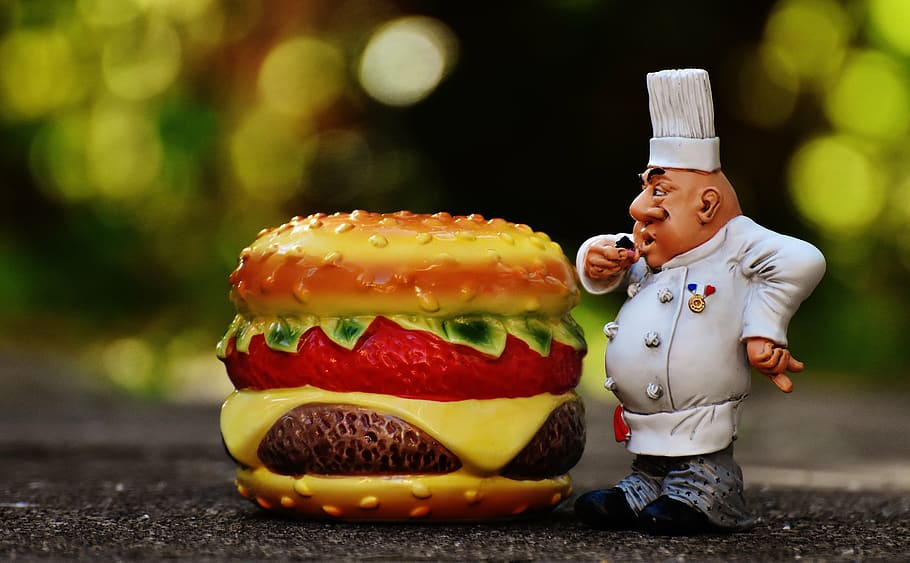 tilt-shift objektiv foto, keramisk, kok, burger decors, kokke, tal, cheeseburger, hamburger, sjov, laver mad, gastronomi, restaurant, mad og drikke, mad, legetøj, repræsentation, menneskelig repræsentation, fastfood, en person, hanner, herrer, usund spisning, burger, humor, fest, kreativitet, dag, mandlig lighed, barndom, sjovt, fuld længde, 5K
