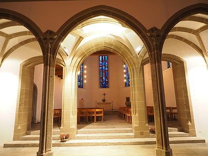 Església, interior, columnar, arcade, altar, finestra, stadtkirche aarau, aarau, edificis de l'església, fe, baptitza, cristianisme, arc, a l'interior, passadís, història, arquitectura, cap gent, estructura construïda, edifici, creença, religió, espiritualitat, columna arquitectònica, lloc de culte, el passat, dia, buit, sostre, arquejat, 4K, CC0, domini públic, lliure de regalies