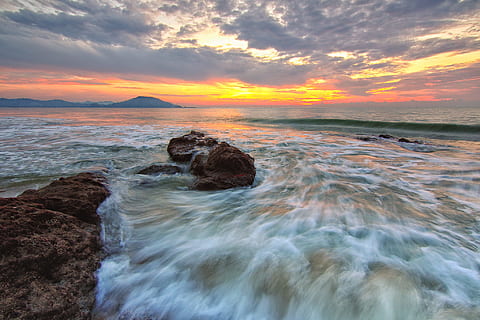 mare, alba, natura, cielo, nuvole, crepuscolo, idilliaco, movimento, oceano, increspature, rocce, panoramico, Schiuma marina, paesaggio marino, tranquillo, acqua, onde, tramonto, bellezza nella natura, scenics - natura, roccia - oggetto, roccia, solido, nuvola - cielo, terra, spiaggia, onda, lunga esposizione, orizzonte sull'acqua, ambiente, sport, nessuno, all'aperto, cielo romantico, 1080P, CC0, dominio pubblico, privo di copyright
