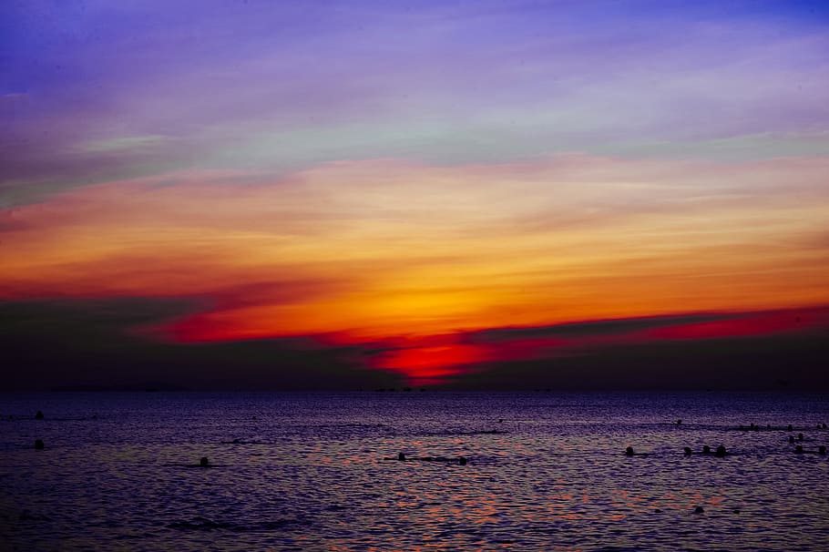 legeme, vand, solnedgang, strand, skyer, farver, skumring, aften, natur, ocean, udendørs, refleksioner, naturskøn, hav, marinemaleri, silhuetter, himmel, skønhed i naturen, scenics - natur, ro, rolig scene, horisont, sky - himmel, horisont over vand, idyllisk, orange farve, dramatisk himmel, ingen mennesker, ikke-urbane scene, multi farvet, jord, romantisk himmel, lilla, 4K