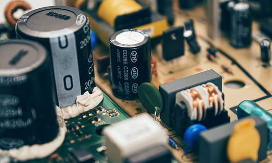 Lukk, bilde, datamaskin deler, krets, kretskort, motstand, datamaskin, teknologi, chip, maskinvare, elektronisk, kondensatoren, elektrisitet, elektrisk, selektiv fokusering, nærbilde, elektronikkindustrien, ingen folk, forbindelse, innendørs, styre, høy vinkel visning, kommunikasjon, industri, Nummer, variasjon, stilleben, valg, utstyr, stor gruppe gjenstander, hovedkort, full ramme, elektrisk komponent, elektrisk utstyr, 4K, CC0, offentlig domene, opphavsrett gratis