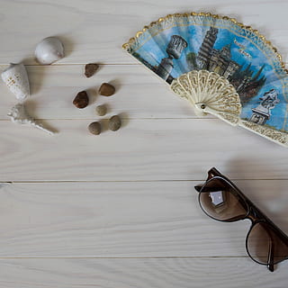 verão, cartuchos, seixos, alcance, oculos escuros, calor, feriados, composição, Deite-se, de madeira, vintage, mesa, dentro de casa, ainda vida, madeira - material, ninguém, visão de alto ângulo, diretamente acima, moda, padronizar, óculos, Concha, fechar-se, grande grupo de objetos, Concha do mar, cor branca, acessório pessoal, animal, concha animal, 2K, CC0, domínio público, royalty free
