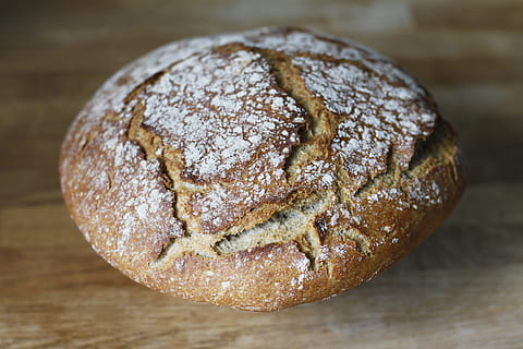 Brot, oben, Tabelle, Mehl, Roggen, hausgemacht, Küche, Dinkel, Selbstgemachtes Brot, Essen und Trinken, Lebensmittel, Nahansicht, Frische, drinnen, Stillleben, gebacken, keine Leute, Holz - Material, Fokus auf den Vordergrund, High Angle View, braun, fertig für den Verzehr, Wohlbefinden, gesundes Essen, einzelnes Objekt, ein Leib Brot, Süßes Essen, Versuchung, 4K, CC0, gemeinfrei, lizenzfrei