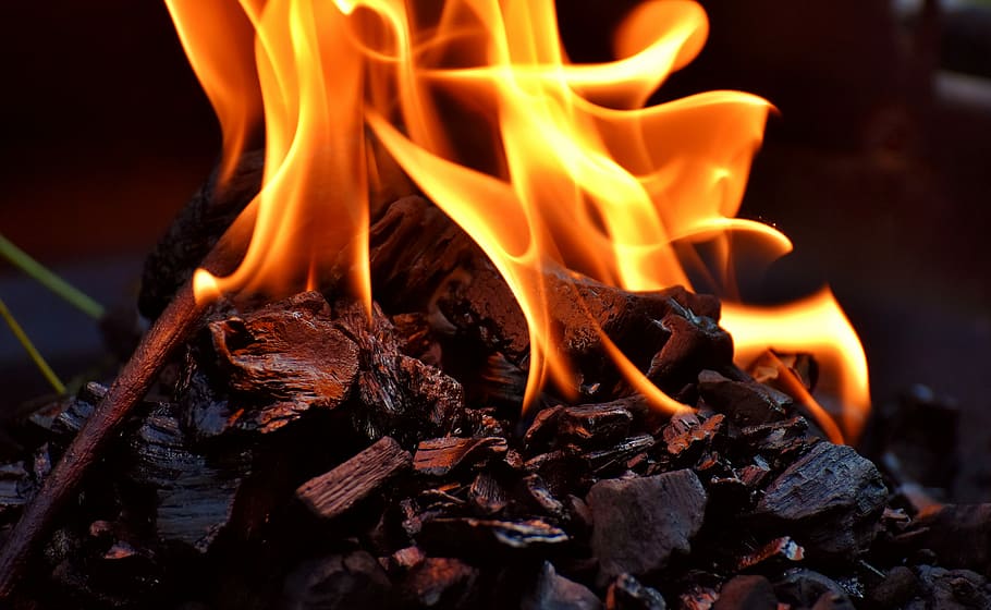 Feuerflamme, Kohlenstoff, brennen, heiß, Stimmung, Feuer, Flamme, Lagerfeuer, Kamin, Grill, Verbrennung, Hitze - Temperatur, keine Leute, Nahansicht, Nacht-, Feuer - natürliches Phänomen, Log, Brennholz, Holz, Natur, Holz - Material, orange Farbe, glühend, Bewegung, Fokus auf den Vordergrund, Baum, Stock - Pflanzenteil, 5K