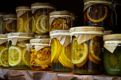 sitronfrukter, klar, glassbeholder, forberedelser, krukker, frukt, syltetøy, naturlig mat, spiser, eco, alkohol, drikke, øl - alkohol, mat, ingen folk, innendørs, krukke, glass - materiale, mat og Drikke, stilleben, container, gul, nærbilde, tre - materiale, husholdningsutstyr, bord, fokusere på forgrunnen, stor gruppe gjenstander, hylle, friskhet, ordning, glass, 4K, CC0, offentlig domene, opphavsrett gratis