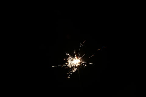 angezündete Wunderkerze, Feuerwerk, Feuerarbeit, Funke, dunkel, Wunderkerze, Feier, beleuchtet, Veranstaltung, Kunst, Kultur und Unterhaltung, kopieren sie platz, glühend, Bewegung, Nacht-, Langzeitbelichtung, Bewegungsunschärfe, Feuerwerk - künstliches Objekt, Funken, Natur, Verbrennung, explodiert, keine Leute, Nahansicht, Licht, schwarzer Hintergrund, 8K, CC0, gemeinfrei, lizenzfrei
