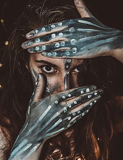 donna, nero, bianca, pittura del corpo, copertura, metà, viso, mani, mano, ossatura, dipingere, femmina, trucco, scheletro, occhio, vivido, persona, ragazza, blu, ritratto, una persona, guardando la fotocamera, colpo alla testa, giovane adulto, persone reali, stili di vita, vista frontale, in casa, adulto, volto umano, parte del corpo, attività di svago, giovani donne, donne, parte del corpo umano, capelli, concentrarsi sulle conoscenze acquisite, acconciatura, sfondo nero, volto oscurato, 5K, CC0, dominio pubblico, privo di copyright