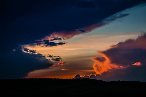 Silhouette, Berg, golden, Stunde, dicke graue Wolken, Himmel, Wolkengebilde, Sonnenuntergang, Farbe, Dämmerung, Orange, Textur, launisch, Wolke, wolke - himmel, Schönheit in der Natur, Umgebung, Szenen - Natur, Natur, Dramatischer Himmel, Landschaft, keine Leute, Ruhe, orange Farbe, ruhige Szene, Land, draußen, Scheu, Nacht-, Kraft in der Natur, 5K, CC0, gemeinfrei, lizenzfrei