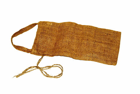 bossa, bossa de mà, sac, cadena, material, drap, tallar, fons blanc, tir de l'estudi, roba, moda, sol objecte, còpia espai, cap gent, a l'interior, tèxtil, borla, color daurat, primer pla, patró, marró, or, vell, natura morta, art i artesania, cable, accessori personal, 4K, CC0, domini públic, lliure de regalies