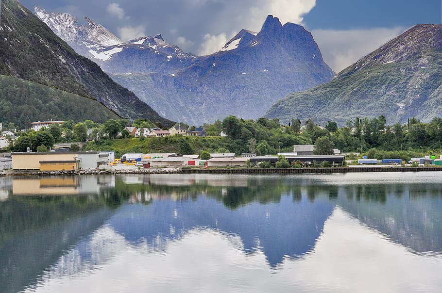fotografia de paisatge, muntanya, núvols, la llum del dia, medi ambient, indústria, llac, vora del llac, paisatge, naturalesa, a l'aire lliure, reflexió, embassament, escènic, cel, neu, viatjar, arbres, vall, aigua, Serra, bellesa a la natura, escenics - natura, davant del mar, tranquil·litat, escena tranquil·la, dia, planta, arbre, arquitectura, vaixell nàutic, cap gent, idíl·lic, muntanya nevada, 4K