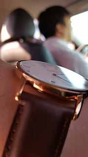 Uhren, Uhr, Zeit, Uhrzeiger, Zubehör, Nadel Uhr, Handgelenk, drinnen, selektiver Fokus, Nahansicht, eine Person, Musik-, Lebensstile, echte Menschen, Fokus auf den Vordergrund, Veröffentlichung, Buch, Kommunikation, Tabelle, Technologie, beleuchtet, Tag, Männer, schwarze Farbe, Musikinstrument, 5K, CC0, gemeinfrei, lizenzfrei