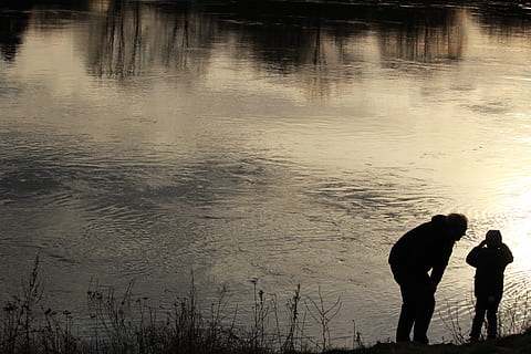 uomo, ragazzo, corpo, acqua, padre, bambino, figlio, Weser, fiume, sera, insieme, natura, genitori, umore, persone reali, lago, stili di vita, solidarieta, uomini, spiaggia, attività di svago, donne, bellezza nella natura, persone, due persone, riflessione, in piedi, adulto, bonding, terra, Lakeshore, all'aperto, emozione positiva, 5K, CC0, dominio pubblico, privo di copyright