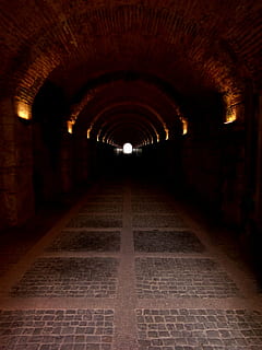 Brun, sort, beton, tændte, tunnel, helvede, porte, djævel, ond, symbol, ild, dæmon, rød, fare, håber, skræmmende, mørk, uhyggelig, satan, bue, vejen frem, retning, arkitektur, indendørs, belyst, ingen mennesker, faldende perspektiv, tom, bygget struktur, belysningsudstyr, fravær, forsvindingspunkt, korridor, arkade, brosten, væg, historie, fortiden, lys ved enden af ​​tunnelen, loft, lang, 2K, CC0, offentligt domæne, royaltyfrie