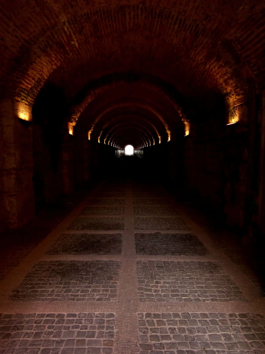 marró, negre, concret, encès, túnel, infern, portes, diable, dolent, símbol, foc, dimoni, vermell, perill, esperança, por, fosc, fantasmal, satan, arc, el camí a seguir, direcció, arquitectura, a l'interior, il·luminat, cap gent, perspectiva decreixent, buit, estructura construïda, equips d’il·luminació, absència, punt de fuga, passadís, arcade, llambordes, paret, història, el passat, llum al final del túnel, sostre, llarg, 2K