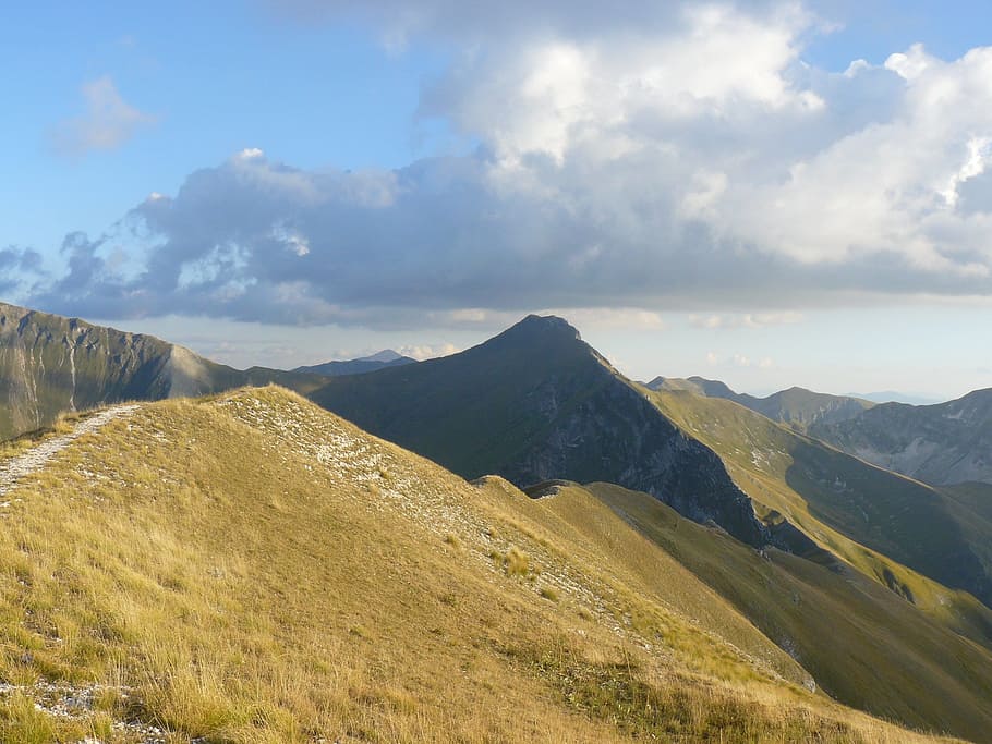 hora, sibillini, proti proudu, mrak - nebe, scenics - příroda, nebe, klidné scény, krása v přírodě, klid, životní prostředí, krajina, mimoměstské scény, pohoří, Příroda, idylický, dálkový, nikdo, den, přistát, venku, slunečního světla, majestátní, horský vrchol, 2K