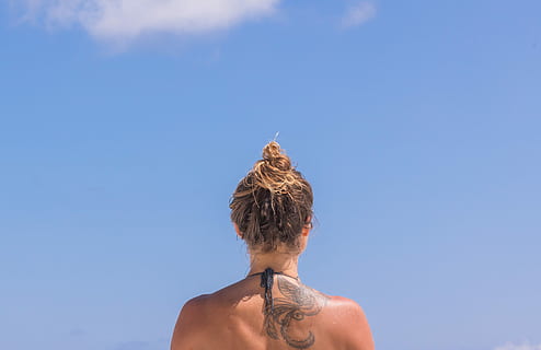 žena, stojící, modrý, nebe, prostor, iphone, tapeta na zeď, budova, chlad, užívat si, osoba, bez tváře, skladem, stock photo \ t, čistý, dhivehi, maledivy fotograf, unsplash, tropický, natur, oceán, modrá obloha, tetování, zpětný pohled, jedna osoba, střela do hlavy, vlasy, portrét, dospělý, kopie prostor, bez trička, Příroda, účes, část lidského těla, životního stylu, mladého dospělého, volnočasové aktivity, blonďaté vlasy, den, část těla, venku, lidský vlas, při pohledu na pohled, 4K, CC0, veřejná doména, bez autorských práv