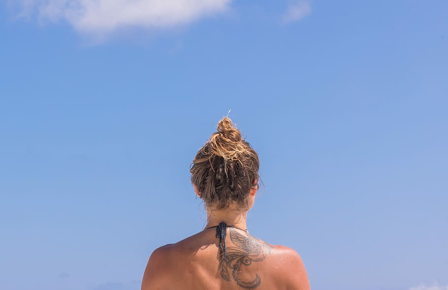 kvinde, stående, blå, himmel, plads, iphone, tapet, bygning, chill, god fornøjelse, person, intet ansigt, lager, sok foto, ren, Dhivehi, maldiverne fotograf, unsplash, tropisk, natur, ocean, blå himmel, tatovering, bagfra, en person, hovedskud, hår, portræt, voksen, kopiere plads, bar overkrop, frisure, menneskelig kropsdel, livsstil, ung voksen, fritidsaktivitet, blond hår, dag, kropsdel, udendørs, menneskehår, kigger på visning, 4K