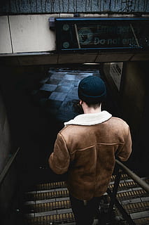 Mann geht die Treppe hinunter, Mütze, zurück, Kerl, Mann, Menschen, Treppe, Fußboden, kariert, Leder, Jacke, braun, stehlen, dunkel, Rückansicht, Nur ein Mann, eine Person, nur für Erwachsene, Erwachsene, Nur Männer, Deckel, Arbeiten, Tag, echte Menschen, die Architektur, Männer, gebaute Struktur, Lebensstile, Stehen, Hut, Taille hoch, Kleidung, Dreiviertel Länge, Wandbau - Funktion, Freizeitbeschäftigung, Gebäudehülle, Legere Kleidung, warme Kleidung, 5K, CC0, gemeinfrei, lizenzfrei