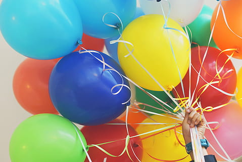 person med balloner, person, bedrift, festballon parti, ballon, parti, strygere, hånd, flok, holde øje, kaukasiske, barn, fødselsdag, jubilæum, fest, farve, multi farvet, heliumballon, blå, fest - social begivenhed, helium, sjovt, stor gruppe af objekter, begivenhed, variation, barndom, valg, gruppe af objekter, mennesker, rød, bånd, 5K, CC0, offentligt domæne, royaltyfrie