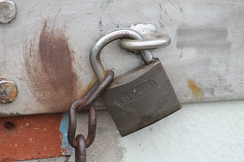 castell, cadenat, completat, metall, bloqueig, seguretat, rovellat, primer pla, porta, cap gent, protecció, entrada, dia, cadena, connexió, a l'aire lliure, vell, tancat, paret, pestell, adjunt, ferro - metall, equipament elèctric, 4K, CC0, domini públic, lliure de regalies