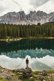homme, permanent, rocher, orienté vers, Lac, pins, jour, Montagne, montagnes, nuage, ciel, sommet, crête, paysage, la nature, vallée, colline, falaise, des arbres, les plantes, de plein air, eau, réflexion, vert, herbe, personnes, gars, seul, millennials, Voyage, aventure, en plein air, randonnée, paysages, Hommes, forêt, beauté dans la nature, paysages - nature, tranquillité, scène tranquille, chaîne de montagnes, scène non urbaine, idyllique, plante, journée, une personne, Vrais gens, arbre, nuage - ciel, formation, 2K, CC0, domaine public, libre de droits
