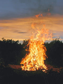 Ugnis, liepsna, kosteris, saulėlydis, dangus, miškas, vasara, anglis, kibirkštis, malkos, karščiavimas, vakare, debesys, deginimas, ugnis - gamtos reiškinys, šilumos - temperatūra, oranžinė spalva, pobūdį, žemės, medis, nėra žmonių, švyti, laužas, augalų, aplinką, lauke, žurnalas, mediena, laužo, 1080P, CC0, Viešasis domenas, nemokamai