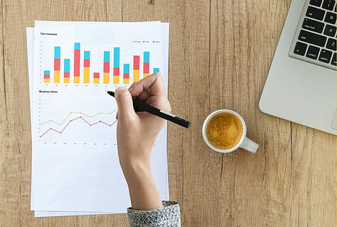 persoană, deținere, stilou, hârtie, audit, diagramă, grafic, mână, scris, finanţa, financiar, date, statistici, investiție, om, deget, gol, lemn, masa, de lemn, birou, Afaceri, fundal, Notă, spaţiu, document, caiet, de mai sus, alb, pagină, la locul de muncă, copie, cafea, ceașcă, muncă, documente, Notepad, copyspace, creion, vedere, întâlnire, desktop-, mesaj, tampon, foaie, textură, informație, calculator, scrie, tehnologie, laptop, tehnologia fără fir, o persoana, cafea - băutură, în interior, conexiune, băutură, partea corpului uman, comunicare, mancare si bautura, umană, direct deasupra, cană de cafea, tastatură, 1080P, CC0, domeniu public, fără drepturi de autor