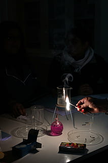 videnskab, flamme, lab, rigtige mennesker, indendørs, bord, herrer, mad og drikke, bedrift, mennesker, to personer, livsstil, mad, hånd, glas, menneskelig hånd, fritidsaktivitet, brænding, drikke, voksen, sidder, lys, mørk, te lys, 4K, CC0, offentligt domæne, royaltyfrie