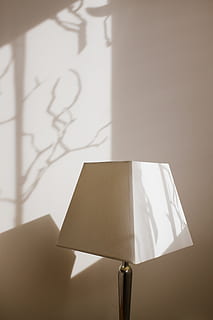 sombras, Toque, luminária, objetos, de outros, lâmpada elétrica, dentro de casa, ninguém, mobília, sala doméstica, decoração, enviar, correspondência, comunicação, envelope, em branco, papel, fechar-se, mesa, ainda vida, cor branca, equipamento de iluminação, criatividade, documento, focar em primeiro plano, escritório, recurso de construção de parede, sombra, o negócio, arte e Artesanato, mensagem, 4K, CC0, domínio público, royalty free