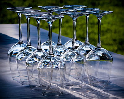 alkohol, middag, bord, gjennomsiktig, briller, vasking, vin, glass - materiale, på rad, ingen folk, ordning, stor gruppe gjenstander, sete, tømme, glass, stol, refleksjon, rekkefølge, drikkeglass, dag, fravær, gjentakelse, fokusere på forgrunnen, overflod, 2K, CC0, offentlig domene, opphavsrett gratis