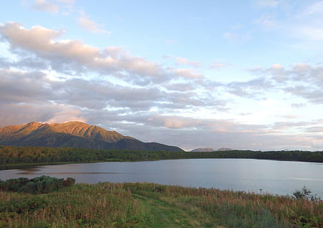 sjö, kväll, solnedgång, moln, sommar, vatten, landskap, skog, natur, himmel, bergen, kulle, strand, öppet utrymme, tystnad, moln - himmel, berg, skönhet i naturen, scenics - natur, lugn, lugn plats, växt, bergskedja, inget folk, icke-urbana scenen, gräs, idyllisk, reflexion, miljö, bergstopp, 1080P, CC0, offentligt domän, royaltyfria