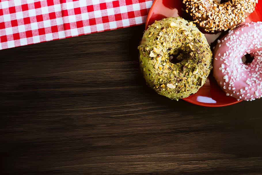 tres, rosquilles, vermell, placa, cocció, cuinar, dolços, dona, noia, casa, xocolata, treballar, forner, rosquilles americanes, menjar, fusta, taula, estovalles, drap, menjar i beguda, pa, a l'interior, frescor, cap gent, primer pla, alimentació saludable, natura morta, menjar dolç, al forn, directament a sobre, dolç, vista d’angle alt, indulgència, postres, llest per menjar, menjar poc saludable, material de fusta, temptació, berenar, 4K