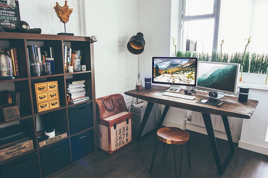 dva, bílý, ploché, obrazovky počítačové monitory, hnědý, dřevěný, stůl, počítač, prohlížeče, výzkum, studie, škola, podnikání, kancelář, práce, lavice, knih, police, nábytek, technologie, nikdo, uvnitř, domácí interiér, den, sdělení, vydání, sedadlo, židle, domácí místnost, absence, rezervovat, dřevo - materiál, rám obrazu, architektura, regál, antický, elektrická lampa, domácí kancelář, 5K