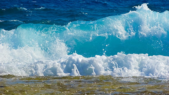 valurile oceanului, crashing, mal, val, bule, spumă, spray, energie, apă, stropi, lichid, mare, albastru, natură, vară, bălăceală, plajă, fundaluri, mişcare, sportiv, frumusețe în natură, malul mării, zi, sport acvatic, nici o persoana, scenice - natura, putere în natură, în aer liber, putere, apă curgătoare, turcoaz colorat, 4K, CC0, domeniu public, fără drepturi de autor
