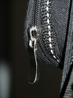 fecho eclair, perto, fecho, Bolsa, abrir, fazer para, metal, zip verschluss, zipp, margem, couro, joalheria, colar, moda, fechar-se, cadeia, ninguém, dentro de casa, ainda vida, tiro do estúdio, foco seletivo, acessório pessoal, brilhante, texturizado, suspensão, único objeto, luxo, simplicidade, pingente, close-up extremo, fundo preto, prateado colorido, jóia da pérola, ornamentado, despesa, 2K, CC0, domínio público, royalty free